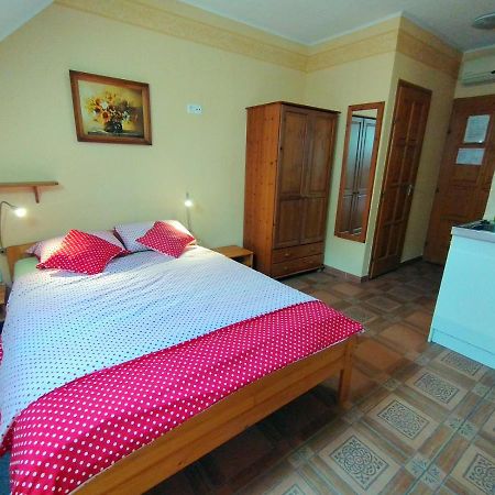 Burg Apartman Gyula Exterior photo