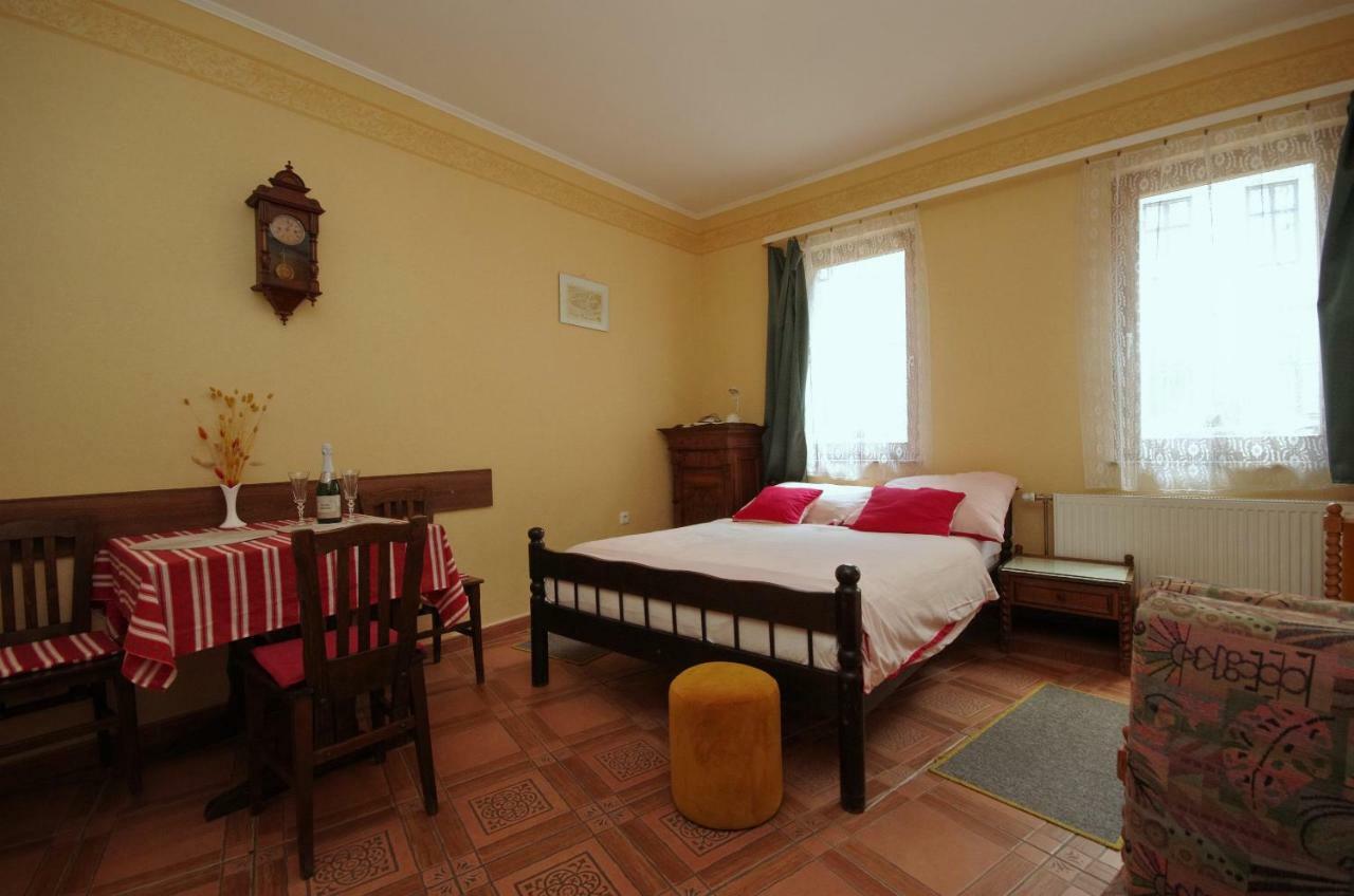 Burg Apartman Gyula Exterior photo